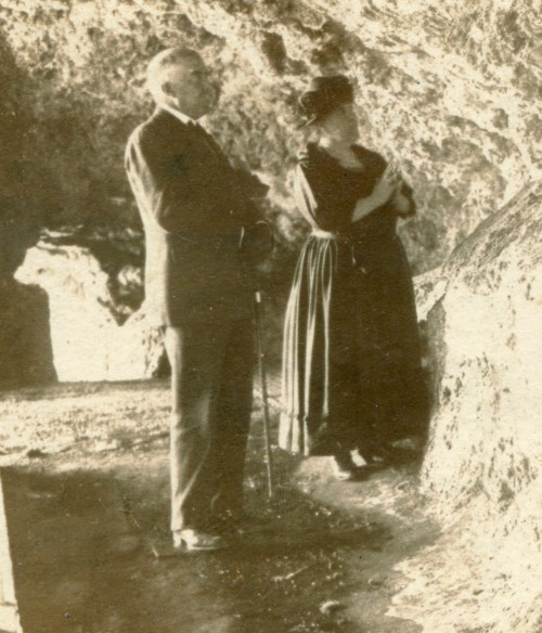 blog Delia y Manuel Moyano rezando al pie del Cristo