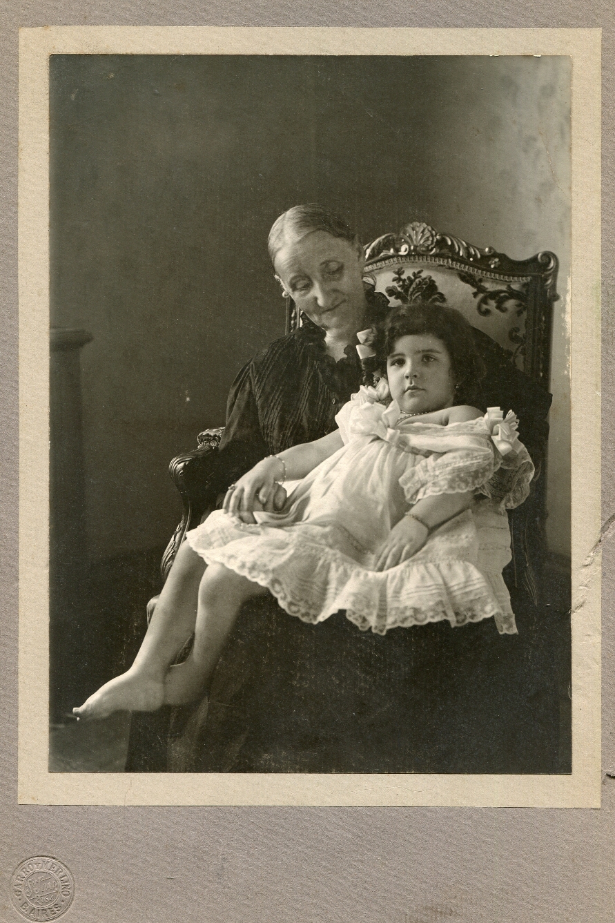 27 Ati mi abuela con gobernanta