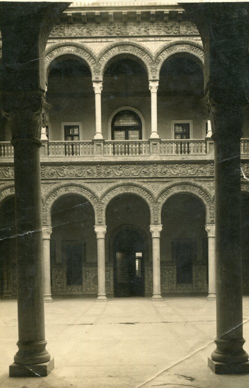 Patio central de la gran plaza de España en Sevilla