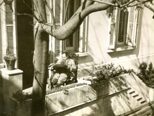 papá en Aráoz leyendo el diario